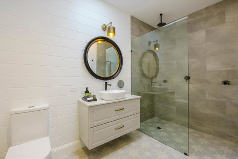 MAIN STREET RETREAT - King BRs, Comp Minibar, Breakfast Prov, Fireplaces - Accommodation Nelson Bay 2