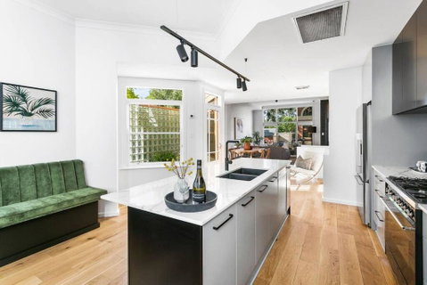 MANHATTAN STYLE 3 STORY LUXURY IN ST PETERS - Accommodation Nelson Bay 0