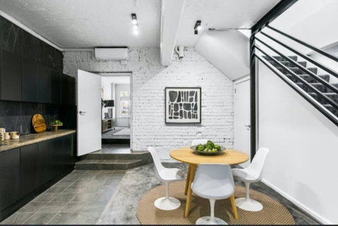 MANHATTAN STYLE 3 STORY LUXURY IN ST PETERS - Accommodation Nelson Bay 1