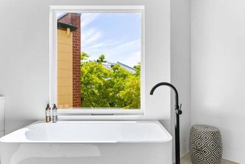 MANHATTAN STYLE 3 STORY LUXURY IN ST PETERS - Accommodation Nelson Bay 2