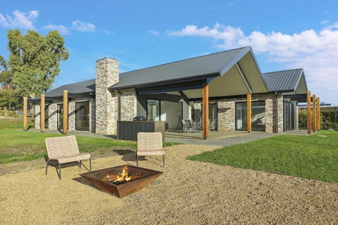 Mayple Peaks - Accommodation Nelson Bay 0