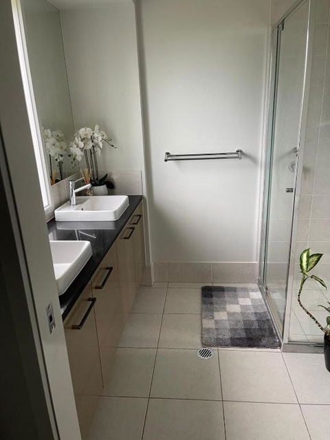 Modern Four Bedroom Holiday Home Available In Deebing Heights - Accommodation Nelson Bay 3