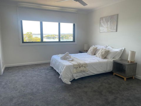 Mirrabooka Magic - Luxury By The Lake - Accommodation Nelson Bay 2