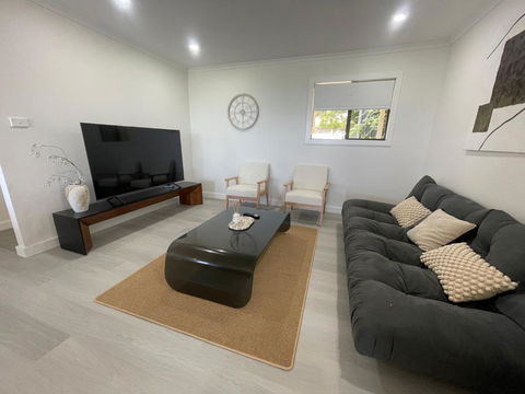 Mirrabooka Magic - Luxury By The Lake - Accommodation Nelson Bay 3