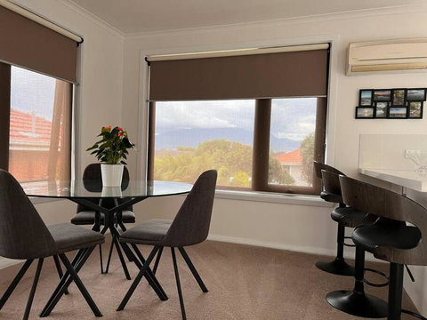 Modern Light Filled Home Near Beaches - Accommodation Nelson Bay 3