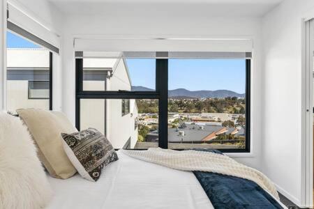 Mountain View Villa-close To Shops-10min To CBD - Nelson Bay Accommodation.com 2