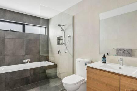 Mountain View Villa-close To Shops-10min To CBD - Nelson Bay Accommodation.com 1