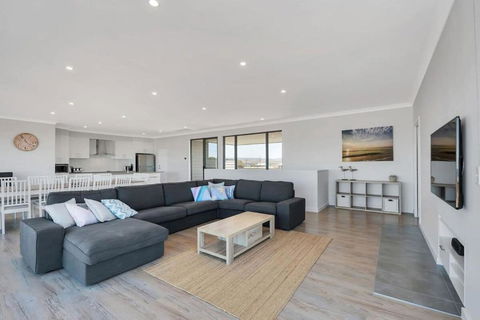 Nauticus - 82 Surfers Parade Middleton - BYO Linen - Accommodation Nelson Bay 2