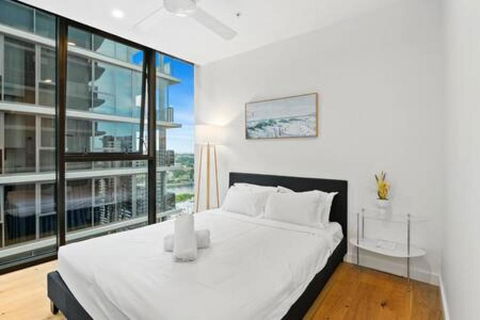 NEW Centrally Located High Level Studio Apartment - Accommodation Nelson Bay 3