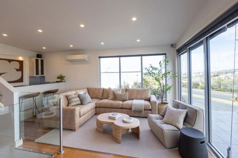 NEW Pleasant View Stays TORQUAY - Accommodation Nelson Bay 0