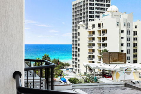 NEW Stunning Central Surfers Studio Apartment. - Accommodation Nelson Bay 1