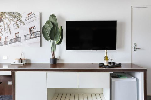 NEW Stunning Central Surfers Studio Apartment. - Accommodation Nelson Bay 3