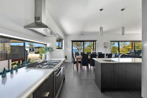 NEW - Sunrise Waters Holiday House - Accommodation Nelson Bay 1