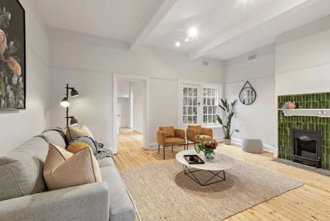 NEWLY RENOVATED LARGE 3.5 BDRM HOUSE! BEST OF MELB - Accommodation Nelson Bay 0