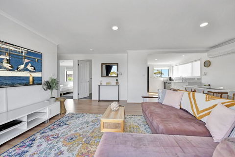 New Property Seabreeze Bungalow - Lakeview Sunset Delight At Sunshine On Lake Macquarie - Accommodation Nelson Bay 3