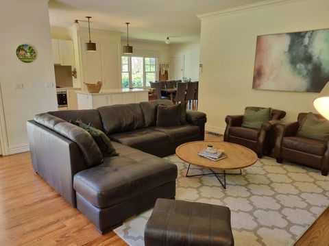 Noonan House, 5 Bedrooms. Hop & Skip To Town - Accommodation Nelson Bay 3
