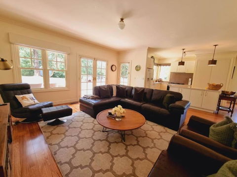 Noonan House, 5 Bedrooms. Hop & Skip To Town - Accommodation Nelson Bay 2