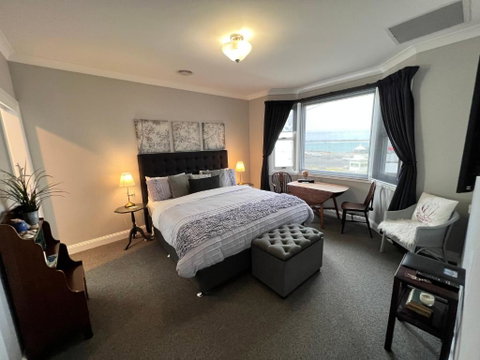 Number 10 -King Bed With Breakfast - Accommodation Nelson Bay 0