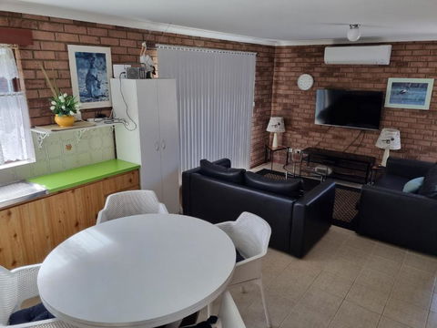 Ocean Beach Chalet 16 - Accommodation Nelson Bay 3
