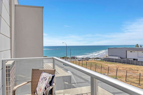 Oceanside At Christies Beach - Contemporary Comfort - Nelsons Bay Accommodation 1