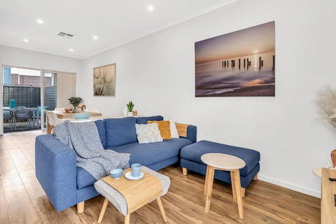 Oceanside At Christies Beach - Contemporary Comfort - Nelsons Bay Accommodation 2