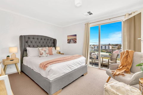 Oceanside At Christies Beach - Contemporary Comfort - Nelsons Bay Accommodation 0