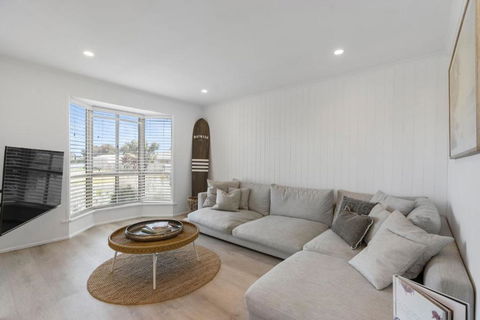 Our Little White House -74 Padman Crescent, Middleton - Nelsons Bay Accommodation 3