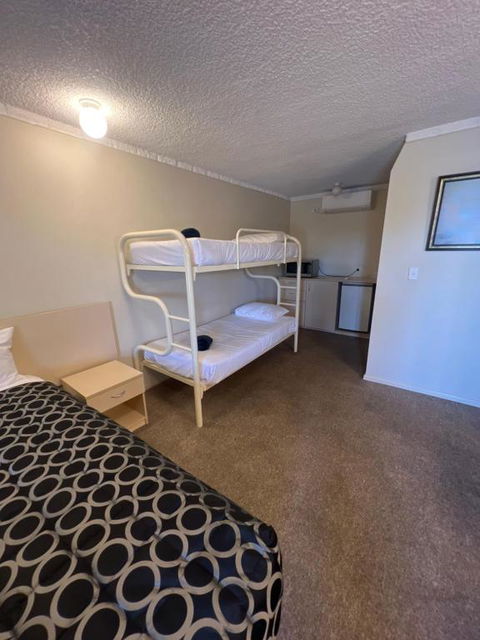 OVERLANDER MOTOR LODGE - Accommodation Nelson Bay 3