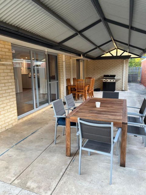 Parkside Pool Home In Aubin Grove - Nelsons Bay Accommodation 3