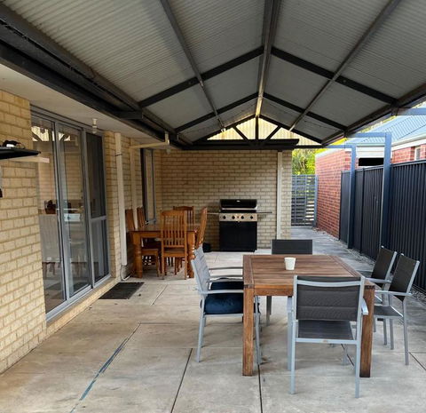 Parkside Pool Home In Aubin Grove - Nelsons Bay Accommodation 2