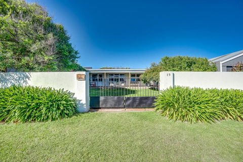 Peaceful Seaside Cottage - Accommodation Nelson Bay 0