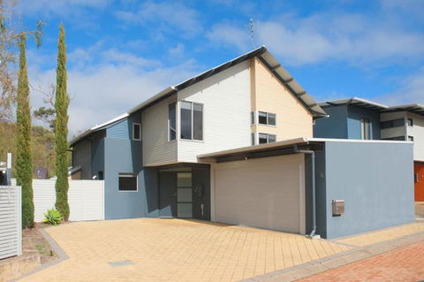 PEPPY TREE HOUSE - Accommodation Nelson Bay 0
