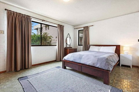 PET FRIENDLY & Super Central Retro Beach Pad! - Accommodation Nelson Bay 0