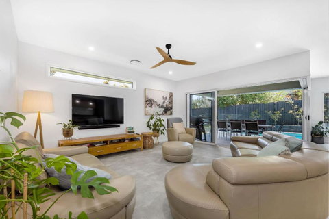 Pet Friendly Holiday Home With Pool On Alex - Nelson Bay Accommodation.com 2