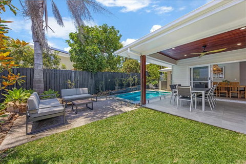 Pet Friendly Holiday Home With Pool On Alex - Nelson Bay Accommodation.com 3