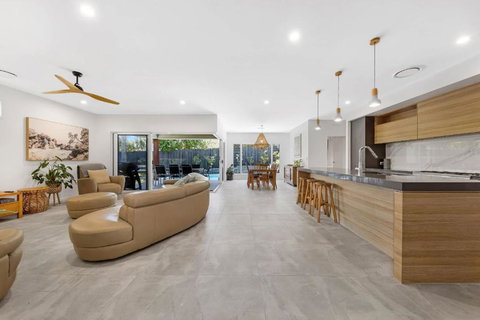 Pet Friendly Holiday Home With Pool On Alex - Nelson Bay Accommodation.com 0