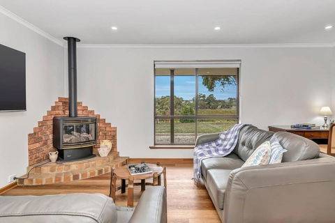 Picturesque Vineyard Farmhouse Nestled On 40-Acres - Nelsons Bay Accommodation 1