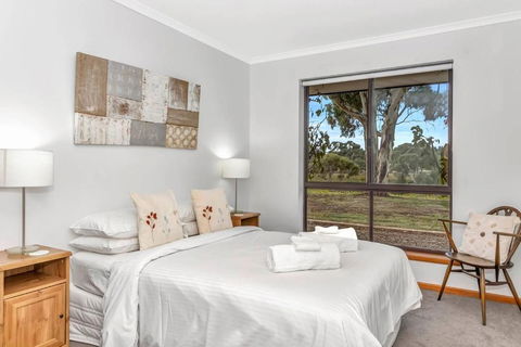 Picturesque Vineyard Farmhouse Nestled On 40-Acres - Nelsons Bay Accommodation 2