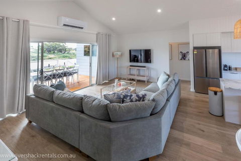 Pina Colada Shack-40 Marina Way - Nelsons Bay Accommodation 1