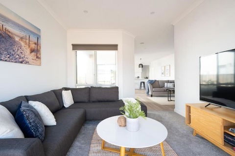 PIPER Modern Home Walk To Beach Shops Parks - Accommodation Nelson Bay 2