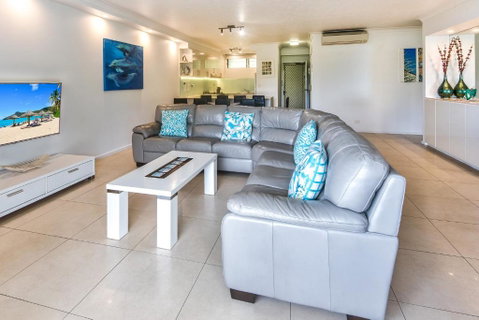 POINCIANA 101 HAMILTON ISLAND CENTRALLY LOCATED 3 BEDROOM, Plus BUGGY!! - Accommodation Nelson Bay 3