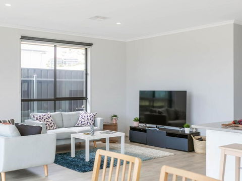 Putters Paradise 25-30 Troon Drive - Accommodation Nelson Bay 1