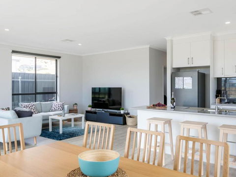 Putters Paradise 25-30 Troon Drive - Accommodation Nelson Bay 2