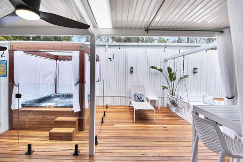 Private Outdoor Spa, Fire Pit - THE RETREAT COOLUM BEACH - Accommodation Nelson Bay 1