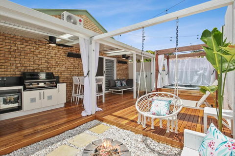 Private Outdoor Spa, Fire Pit - THE RETREAT COOLUM BEACH - Accommodation Nelson Bay 2