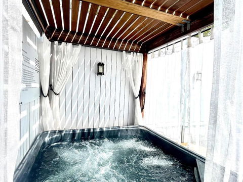Private Outdoor Spa, Fire Pit - THE RETREAT COOLUM BEACH - Accommodation Nelson Bay 3