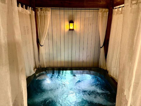 Private Outdoor Spa, Fire Pit - THE RETREAT COOLUM BEACH - Accommodation Nelson Bay 0