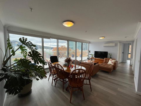 Private Room With Ensuite In The CBD - Accommodation Nelson Bay 0
