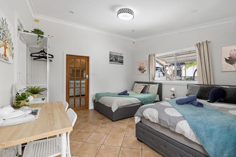 Quadruple Ensuite Room - Nearby Stations & Shops - Accommodation Nelson Bay 0