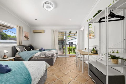 Quadruple Ensuite Room - Nearby Stations & Shops - Accommodation Nelson Bay 1